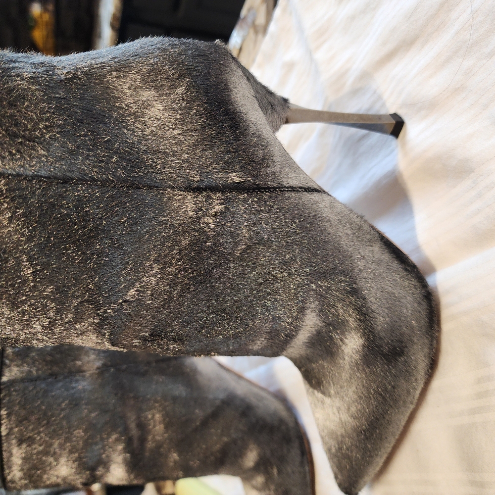 Gray Ankle Boots with Soft Texture and Stylish Design - Valentino